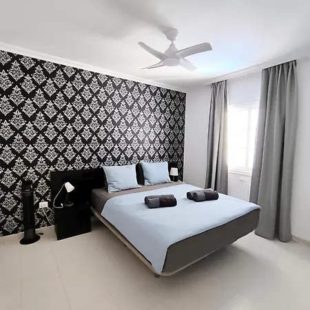 Beautiful - 4 Bedrooms, Heated Pool, 2 Priv Car Park Places, Fibre Net, Tv Channels Villa Costa Adeje (Tenerife)